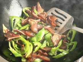 继续翻炒半分钟，因为腊猪耳本身的味道就足够了，所以不用再加盐。