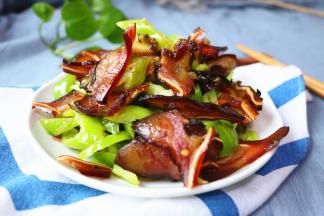 装盘，晶莹剔透，口感劲道。