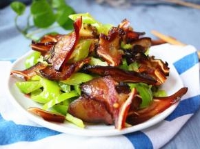 装盘，晶莹剔透，口感劲道。