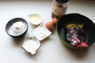 准备好食材和一个不粘锅。