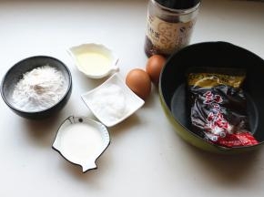 准备好食材和一个不粘锅。