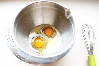 鸡蛋，糖，蜂蜜，牛奶，盐，玉米油放入盆里。