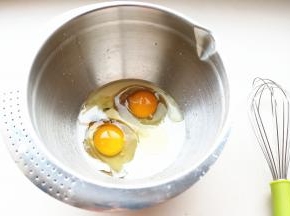 鸡蛋，糖，蜂蜜，牛奶，盐，玉米油放入盆里。