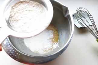 筛入低粉和泡打粉。