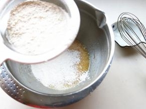 筛入低粉和泡打粉。