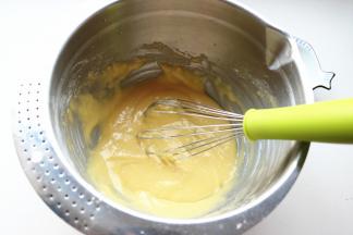 搅拌均匀至每月干粉，盖保鲜膜静置一会。