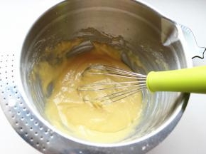 搅拌均匀至每月干粉，盖保鲜膜静置一会。