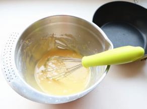 再用单抽搅拌一下，开始做铜锣烧了。