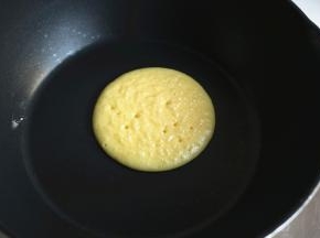 开火用小火加热，慢慢会出现气泡。