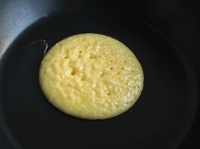 等到出现的大泡全部破掉，这时就可以翻面了。