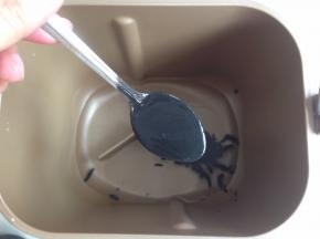 面包桶内加入水、黑芝麻酱、糖和盐。