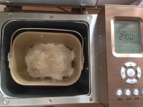 加入面粉，在面粉上端加入酵母。选择东菱面包机的和面程序10分钟。