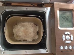 加入面粉，在面粉上端加入酵母。选择东菱面包机的和面程序10分钟。