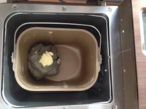 和面结束后，静置10分钟，加入黄油，继续选择和面程序15分钟。