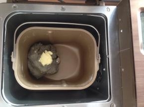 和面结束后，静置10分钟，加入黄油，继续选择和面程序15分钟。