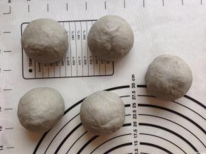 将面团分成5等份，滚圆，盖上保鲜膜松驰10分钟。