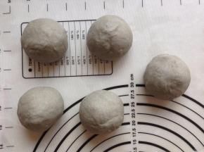 将面团分成5等份，滚圆，盖上保鲜膜松驰10分钟。