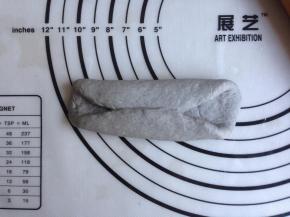 翻面后，在三分之一处对折，再对折成长条形