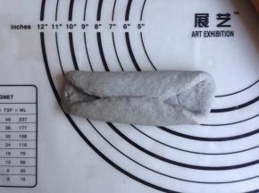 翻面后，在三分之一处对折，再对折成长条形