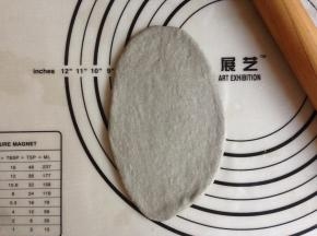 将松驰好的面团擀成椭圆形。