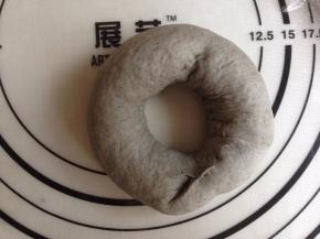 另一端放在压扁处，包裹起来，收口，捏紧。