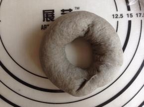 另一端放在压扁处，包裹起来，收口，捏紧。