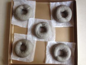 将做好的圆圈收口朝下，放在裁剪好的油纸上。