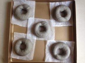 将做好的圆圈收口朝下，放在裁剪好的油纸上。