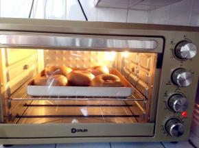 放入提前预热到200度的东菱烤箱内，中层，烤20分钟。