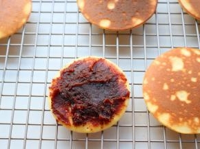 取一片饼皮，加上红豆沙，再盖上另一片，铜锣烧就做好了。