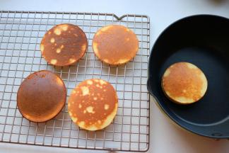 等锅晾凉再煎下一个铜锣烧，依次煎完，刚好煎了10个饼皮，我直接用了两个平底锅轮流煎，这样不耽误时间。