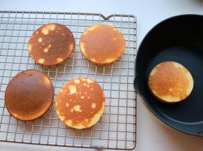 等锅晾凉再煎下一个铜锣烧，依次煎完，刚好煎了10个饼皮，我直接用了两个平底锅轮流煎，这样不耽误时间。