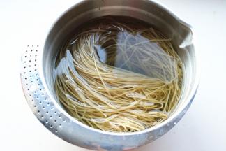 红薯粉提前用清水泡软，大约2小时以上。