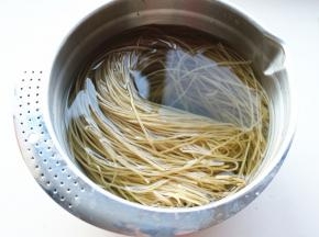 红薯粉提前用清水泡软，大约2小时以上。