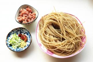 其余的材料处理一下，里脊肉切末，葱姜切末，红辣椒切碎，香菜切碎。