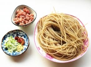 其余的材料处理一下，里脊肉切末，葱姜切末，红辣椒切碎，香菜切碎。