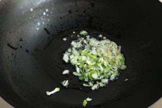 炒锅放油，爆香葱姜末。