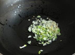 炒锅放油，爆香葱姜末。