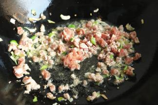 加入肉末翻炒，变色后盛出待用。