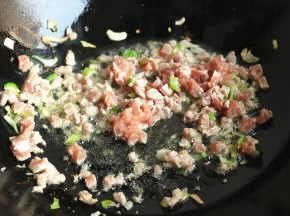 加入肉末翻炒，变色后盛出待用。
