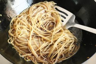 原锅加入少许水，加入蚝油、酱油、盐、五香粉，煮开，加入泡软的粉条继续煮。