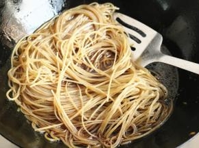 原锅加入少许水，加入蚝油、酱油、盐、五香粉，煮开，加入泡软的粉条继续煮。