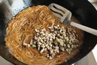 3分钟后粉条变软，加入刚才炒好的肉末。