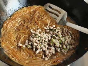 3分钟后粉条变软，加入刚才炒好的肉末。