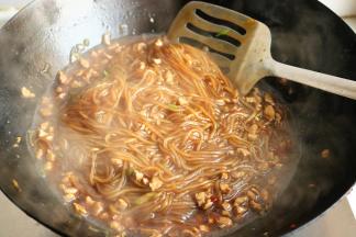 再略微翻炒一下，汤汁多的话收一下汁。