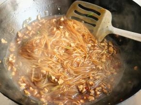 再略微翻炒一下，汤汁多的话收一下汁。