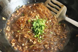 加入切碎的香菜，加辣椒碎装饰，完成。