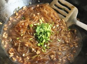 加入切碎的香菜，加辣椒碎装饰，完成。