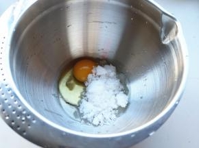 鸡蛋和砂糖，鸡蛋打散，继续搅拌至砂糖融化。