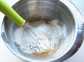 筛入低粉和泡打粉。